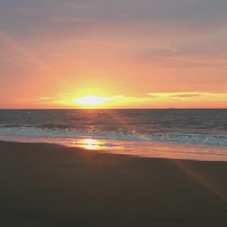 Strand met zonsondergang